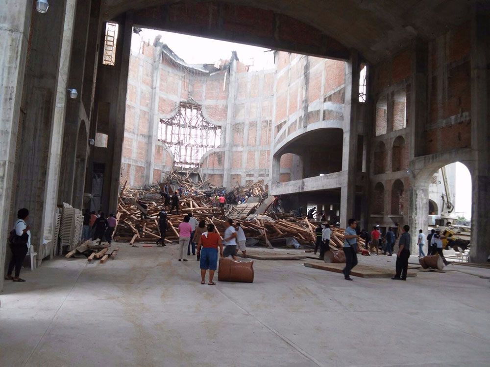 Suman 4 muertos por derrumbe de techo en catedral de Tuxtepec - catedral-tuxtepec-derrumbe-Excelsior4