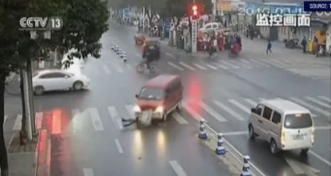 Video: adolescente sobrevive al ser atropellada por una camioneta