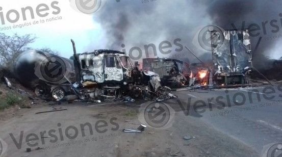 Choque de camiones provoca incendio en Veracruz - choque-acayucan-veracruz-versionesmx