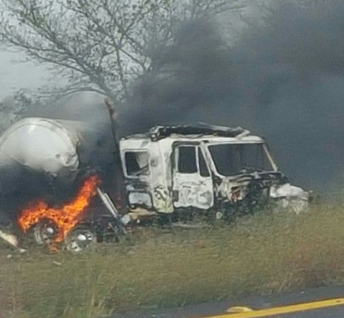Choque de camiones provoca incendio en Veracruz - choque-acayucan-veracruz-vickyrasgado83