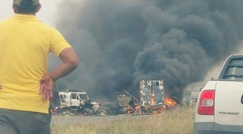 Choque de camiones provoca incendio en Veracruz