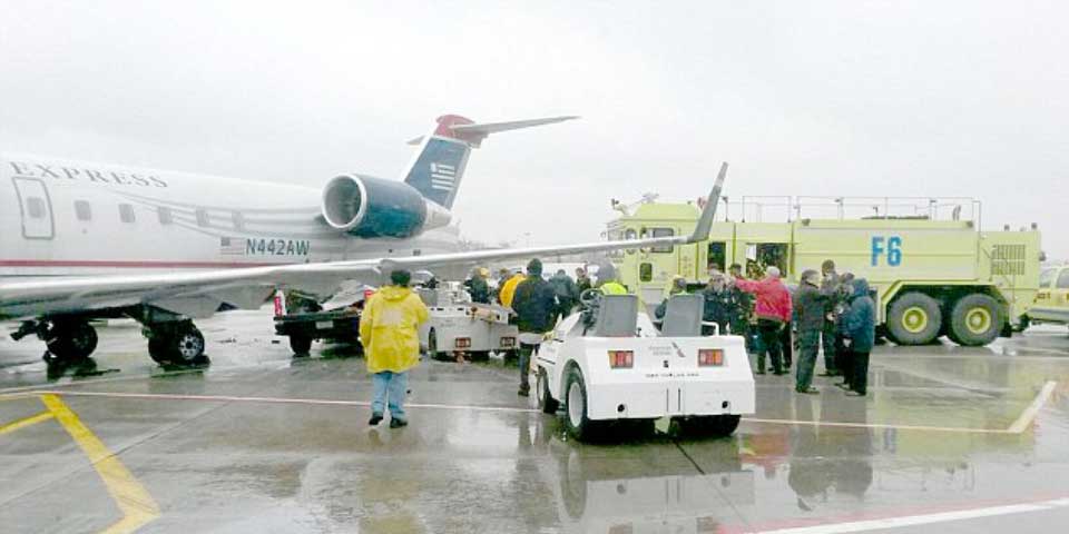 Camioneta choca con avión en aeropuerto de Filadelfia