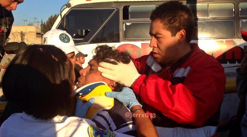 Muere una persona tras choque en Periférico - choque-combi2