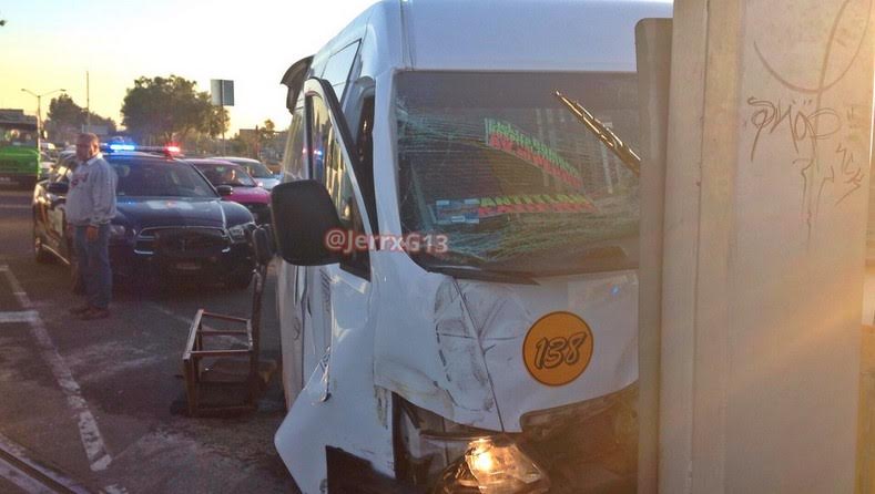 Muere una persona tras choque en Periférico - choque-combi4