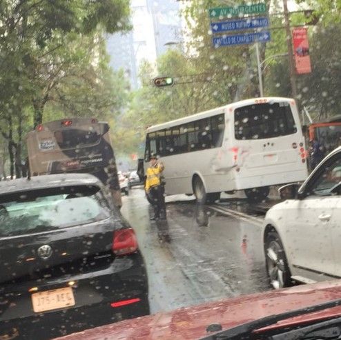 Nueve heridos por choque de camiones en Reforma
