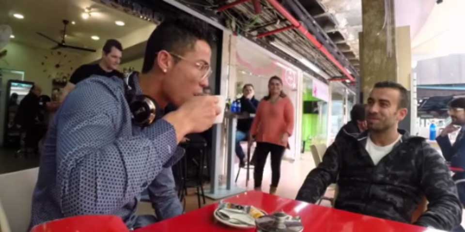 Video: fanáticos no dejan que Cristiano Ronaldo se tome su té