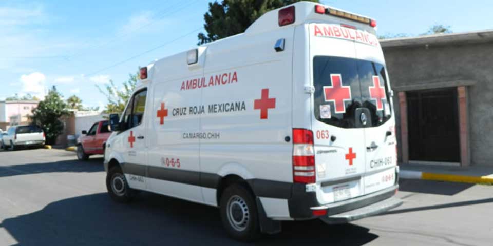 Conductor de camión termina prensado tras choque con tráiler