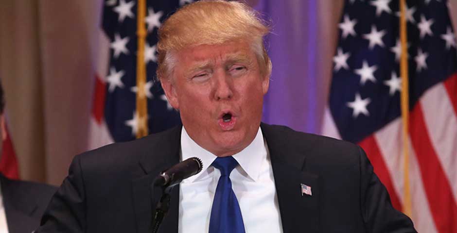 Califican de “lagartija” a Trump en letreros de autopistas de EE.UU.