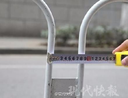 Mujer embarazada muere al quedar atrapada en una reja Mujer embarazada muere al quedar atrapada en una reja