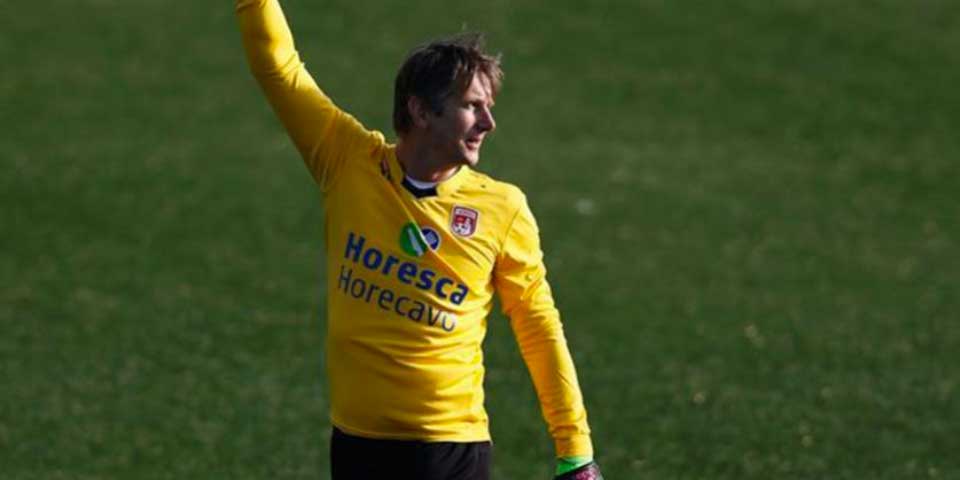 Edwin van der Sar detiene un penal en su regreso a las canchas Edwin van der Sar detiene un penal en su regreso a las canchas
