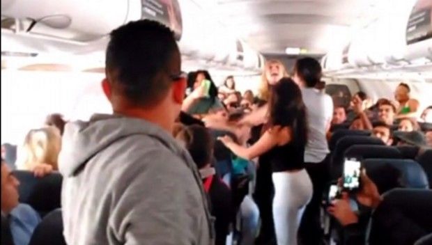 Video: cinco pasajeras protagonizan pelea en un avión