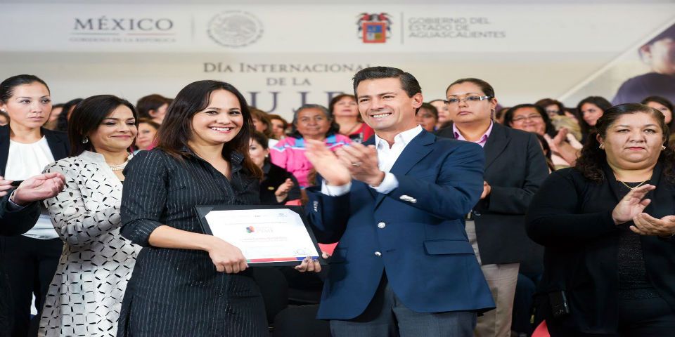 EPN anuncia ampliación de Seguro Popular para mujeres