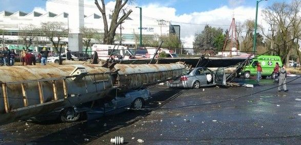 Caen tres espectaculares por fuertes vientos en Toluca