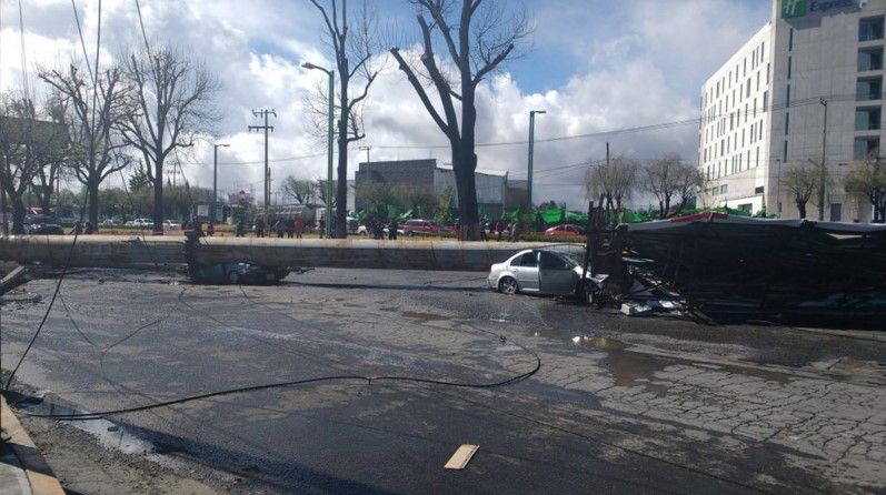 Caen tres espectaculares por fuertes vientos en Toluca - espectacular-metepec-criterio997FM2