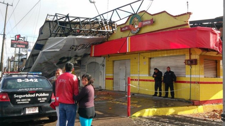 Caen tres espectaculares por fuertes vientos en Toluca - espectacular-metepec-criterio997FM3