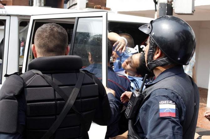 Video: matan a dos policías durante protestas en Venezuela - estudiante-detenido-venezuela