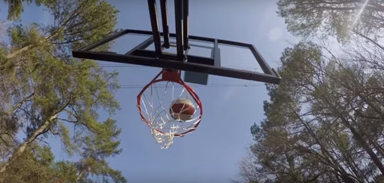 Video: Harlem Globetrotters encestan a 90 metros de altura Video: Harlem Globetrotters encestan a 90 metros de altura