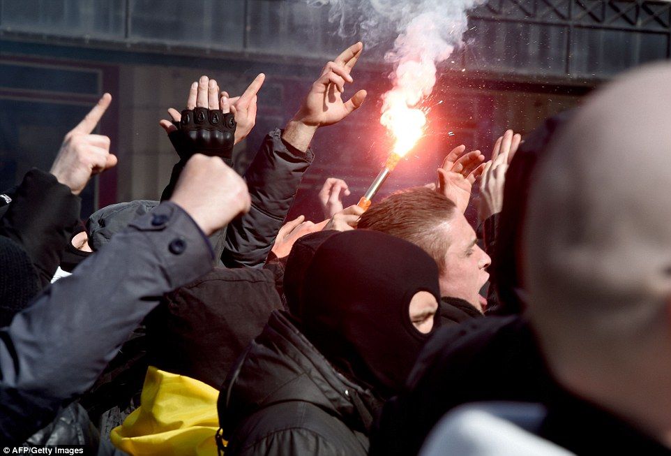 Disturbios durante manifestación en Bruselas - hooligans-13