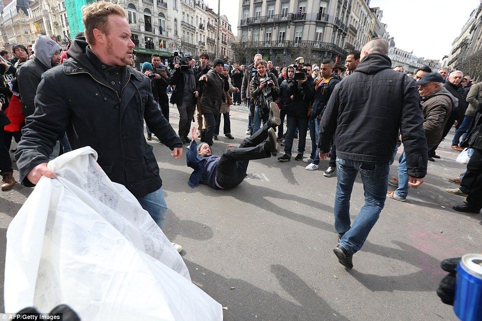 Disturbios durante manifestación en Bruselas - hooligans-4