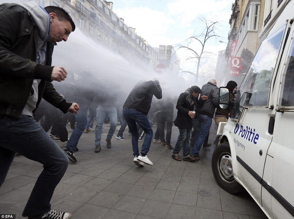 Disturbios durante manifestación en Bruselas - hooligans-5-