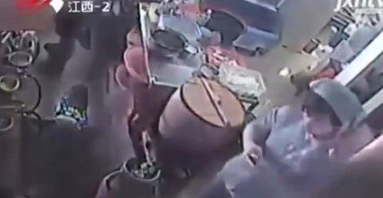 Video: mujer con celular causa incendio en una cocina