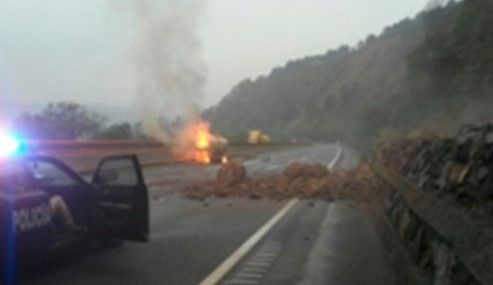Deslave, lluvia e incendio afectan la México-Cuernavaca