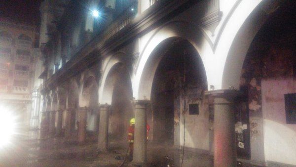 Se incendia fachada de Palacio Municipal de Veracruz - incendio-palacio-veracruz-1