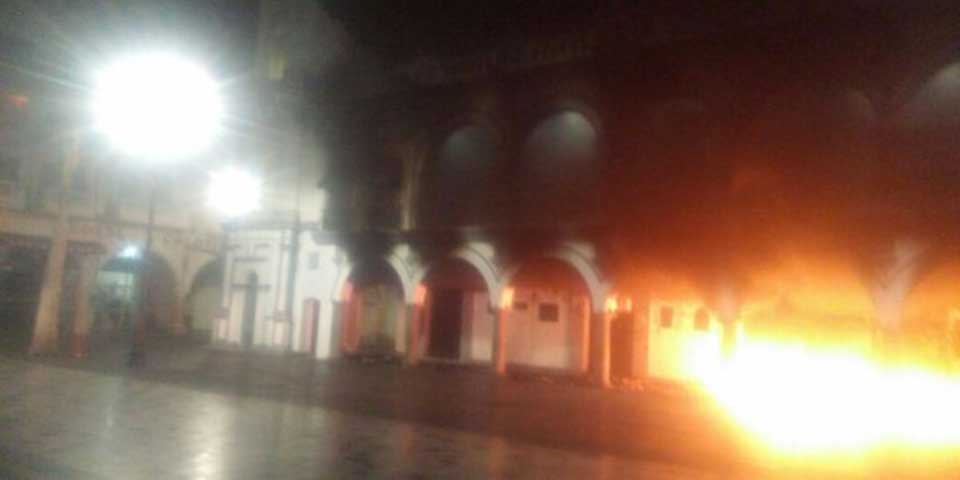 Se incendia fachada de Palacio Municipal de Veracruz