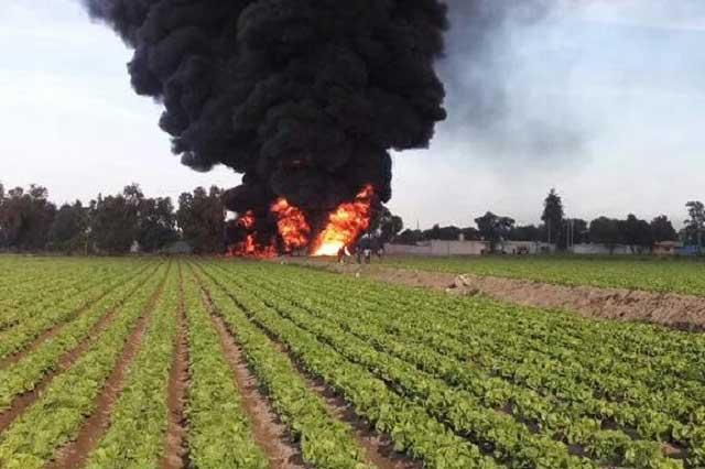 Toma clandestina en Puebla provoca incendio cerca de autopista