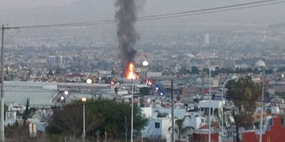 Se incendian cajas de tráileres en Querétaro