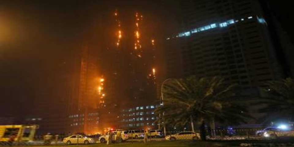 Arde rascacielos en Emiratos Árabes Unidos