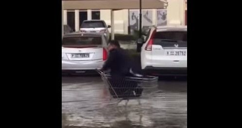Video: hombre intenta recuperar su auto durante inundación