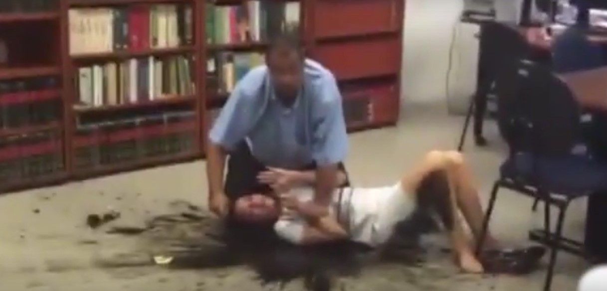 Video: hombre amenaza con prenderle fuego a jueza