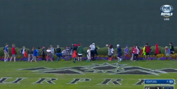 Video: niños encuentran huevos de Pascua en partido de beisbol