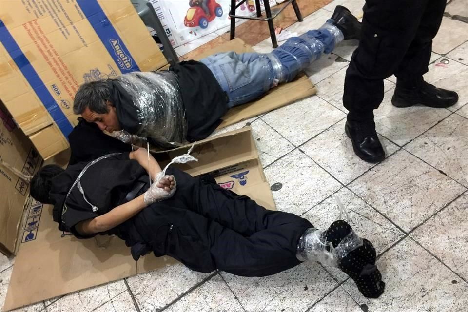 Policías detienen a 15 ladrones mientras robaban plaza comercial