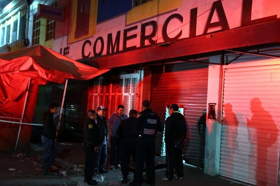 Policías detienen a 15 ladrones mientras robaban plaza comercial - ladrones-2