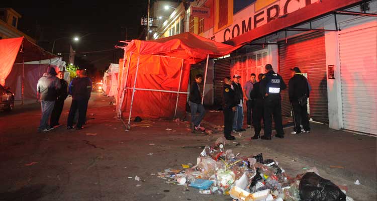 Policías detienen a 15 ladrones mientras robaban plaza comercial - ladrones-3
