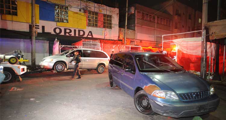 Policías detienen a 15 ladrones mientras robaban plaza comercial - ladrones-4