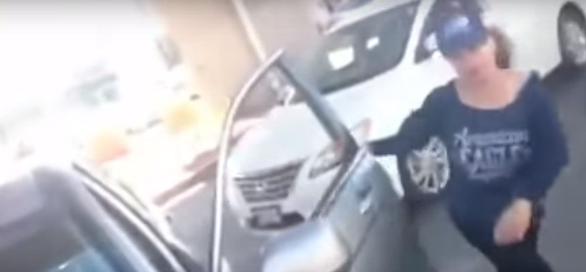 Video: choca por manejar en sentido contrario y agrede a los afectados