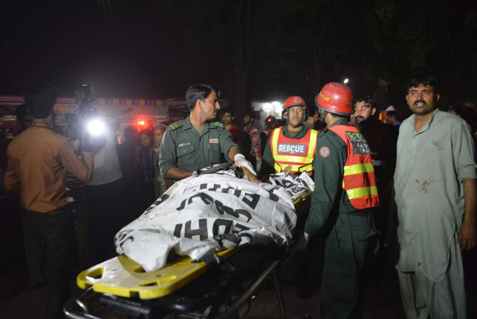 Suman 65 muertos por atentado talibán en Pakistán