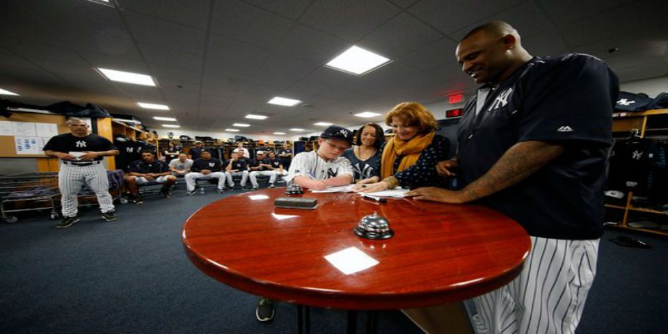 Yankees contrata a niño con discapacidad