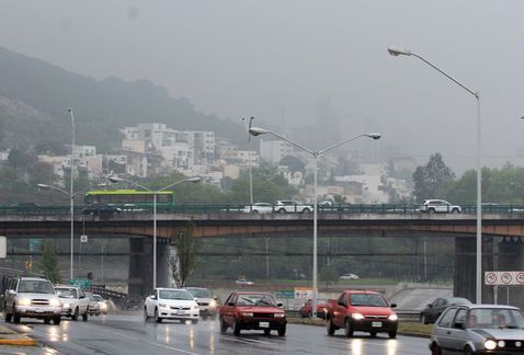 Prevén vientos fuertes y tormentas eléctricas en Nuevo León - lluvia-monterrey-Milenio