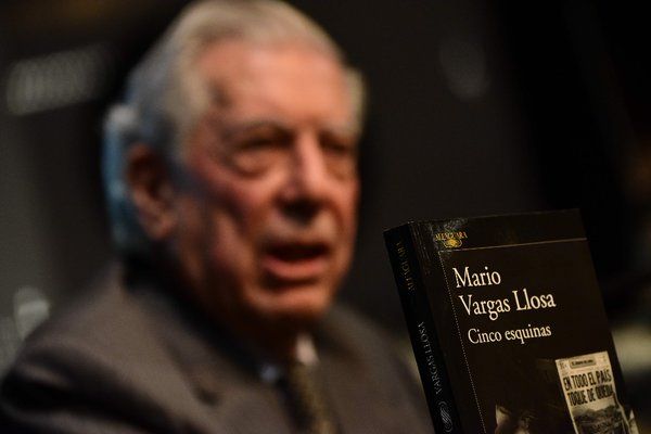 Vargas Llosa llama 'payaso' y 'racista' a Donald Trump - mario-vargas-llosa-cinco-esquinas