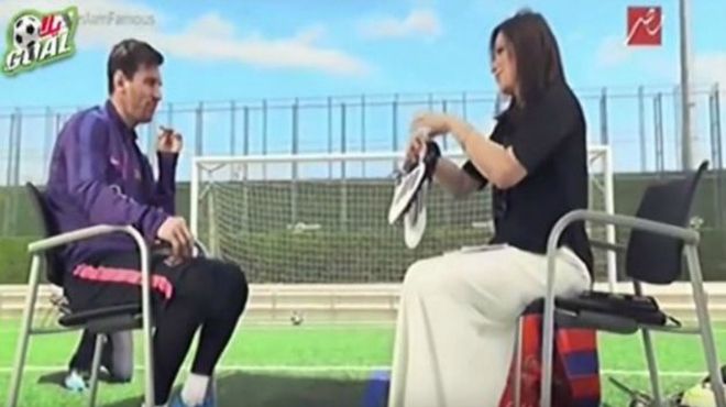 Messi desata polémica en Egipto - messi-indigna-los-egipcios-donar-unos-zapatos-1459346306832