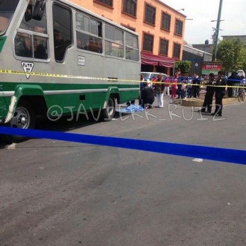 Matan a niño ciclista en Iztapalapa - microbus-ciclista-atropellado-javierr_ruiz