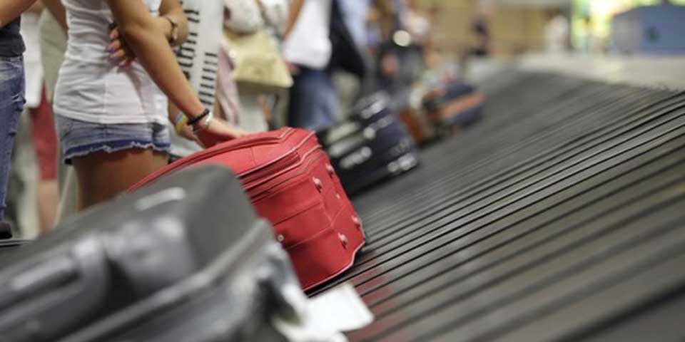 Encuentran bebé en bolsa de pasajero de avión