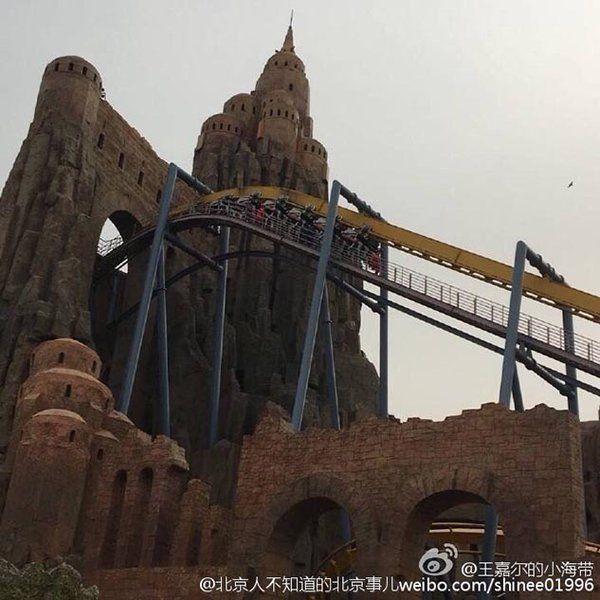 Por ave quedan boca abajo en montaña rusa china - montaña-rusa