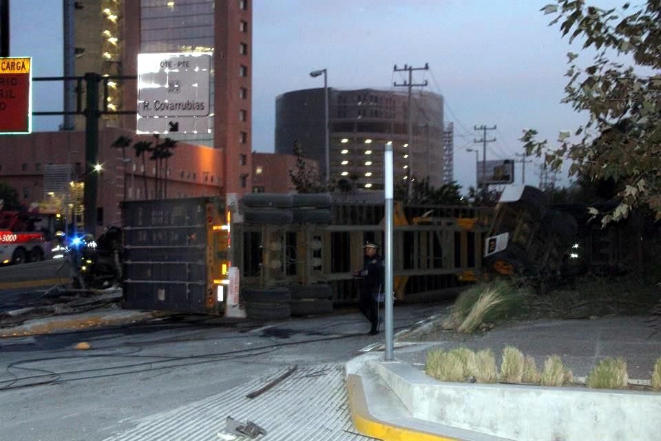 Volcadura de tráiler en Monterrey deja un muerto - monterrey-covarrubias