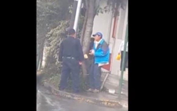 Video: policía recibe ‘mordida’ en Polanco