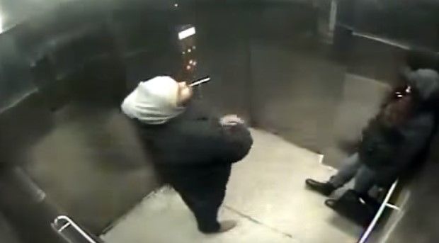 Video: apuñalan a mujer durante asalto en un elevador